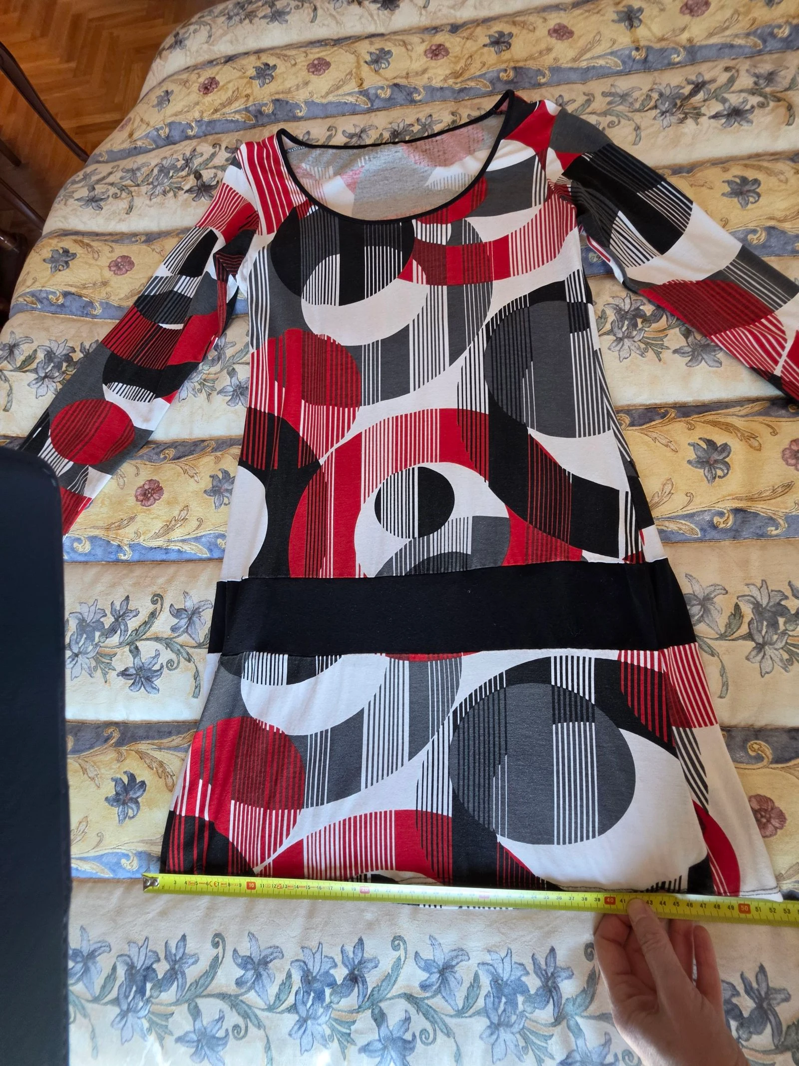 Short dress with a print in red, white, and black tones – photo 5